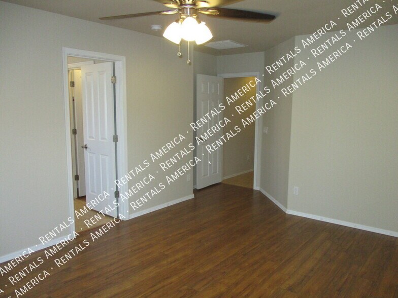 Building Photo - 1364 E Martha Dr