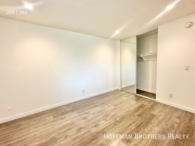 Building Photo - 724 N W Knoll Dr