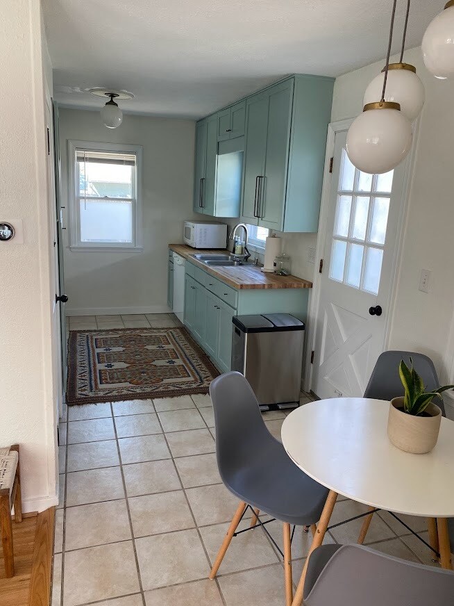 Building Photo - 917 3rd St NE