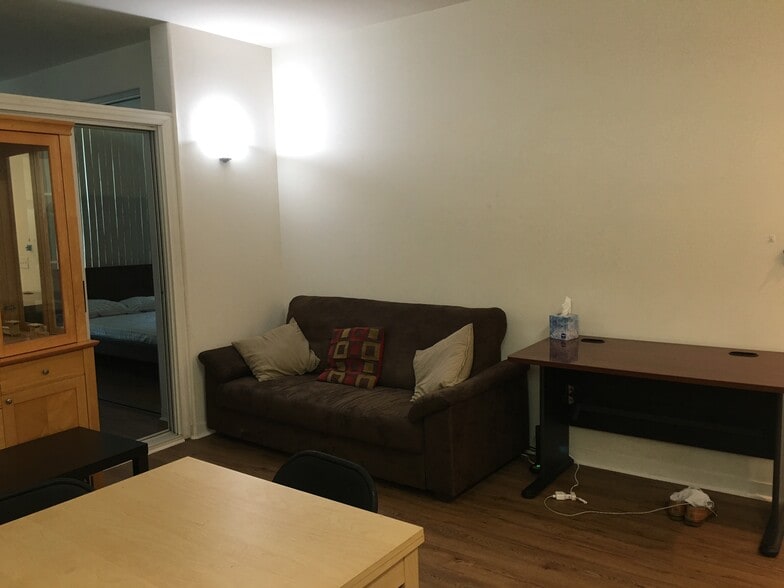 Living room - 1801 University Ave