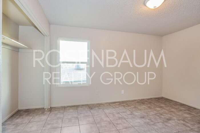 Building Photo - 465 W Ivyglen St