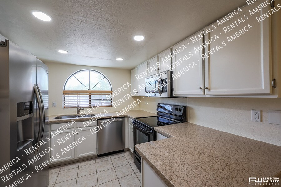 Building Photo - 925 N College Ave