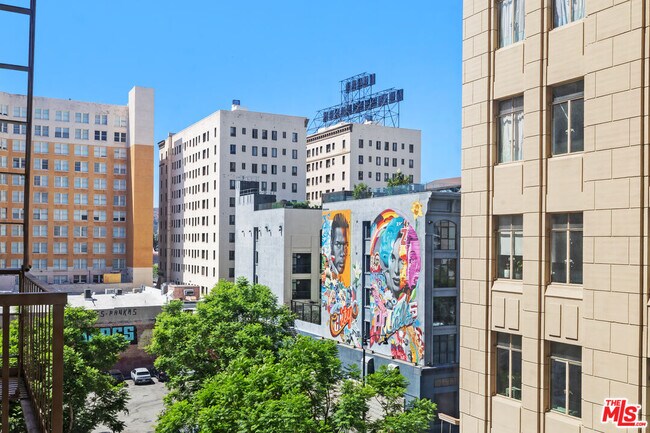 Building Photo - 6253 Hollywood Blvd