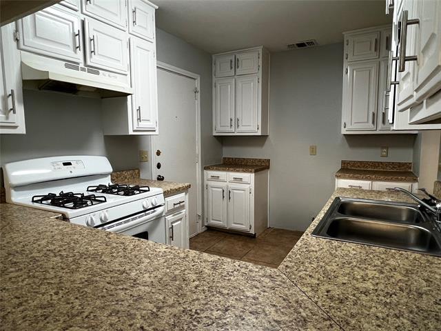 Building Photo - 2416 Lakeview Cir