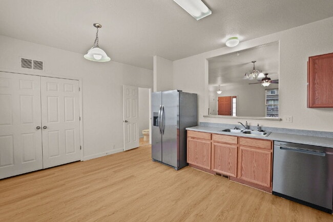 Building Photo - Well maintained pet friendly townhome, close to downtown.