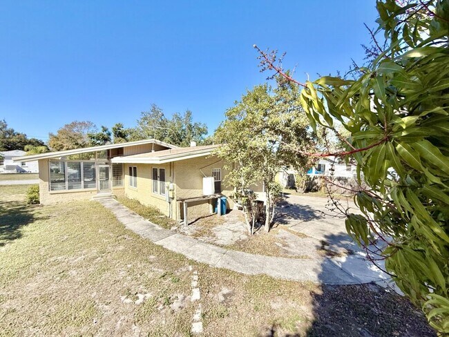 Building Photo - 1013 23rd St W