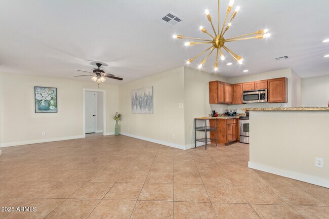Building Photo - 1422 W Orange Dr