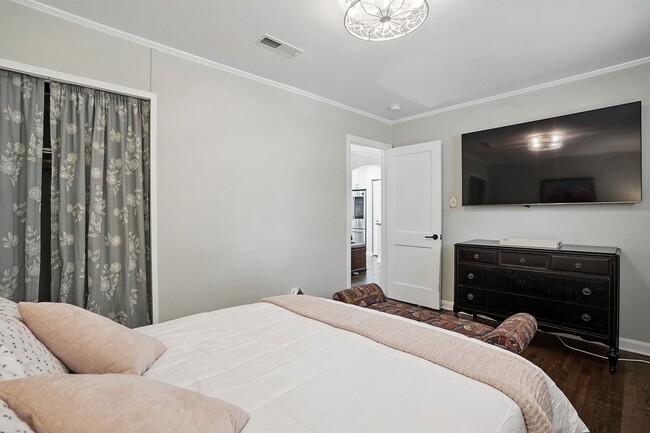 Building Photo - Fully Furnished Home, CONVENIENT LOCATION