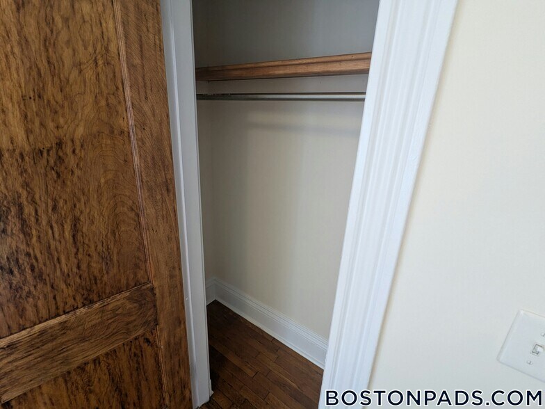 Building Photo - 31 Park Dr