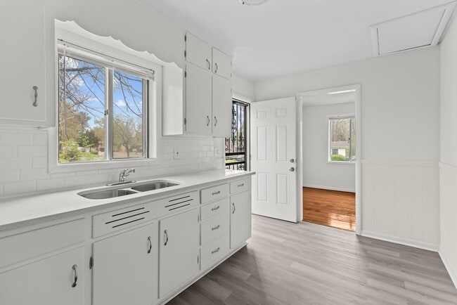 Building Photo - Charming 3 Bedroom, 2 Bathroom house