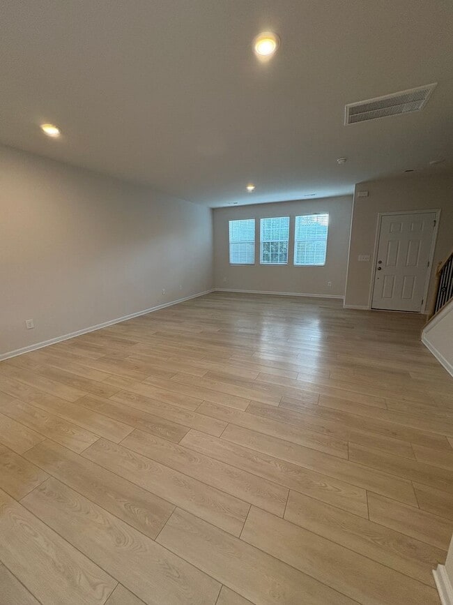 Building Photo - 3 Bedroom 2.5  Bath Townhome in Travelers ...