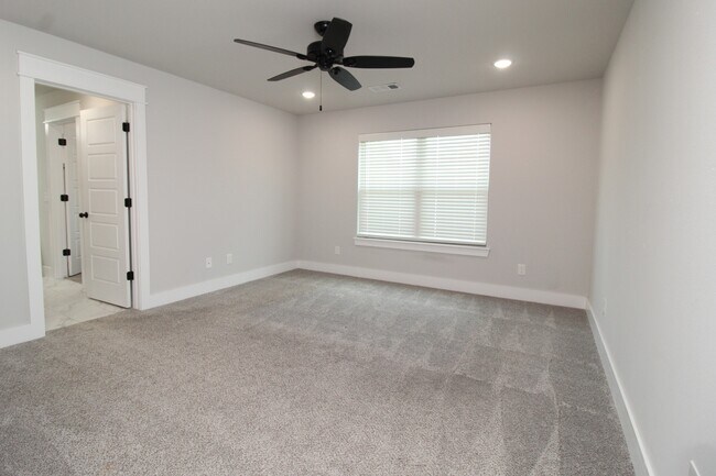 Building Photo - 11 Hillswick Dr