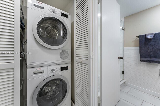 Building Photo - 669 NE Plantation Rd