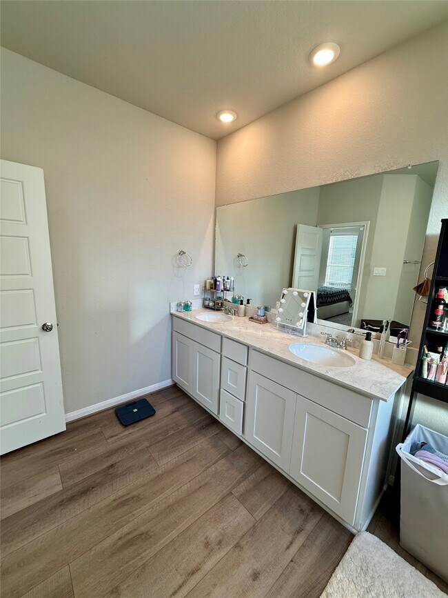 Building Photo - 15402 Sailpoint Ln