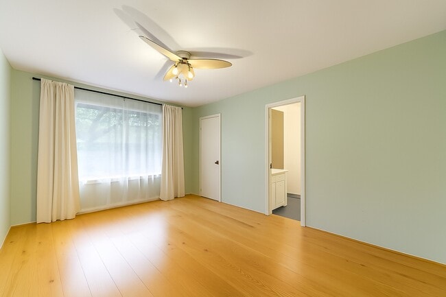 Building Photo - 12973 Trail Hollow Dr