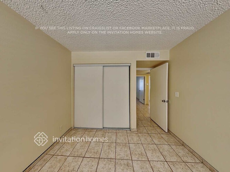 Building Photo - 7517 W Mercer Ln