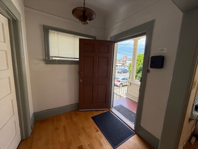 Building Photo - Lake Merrit Rental