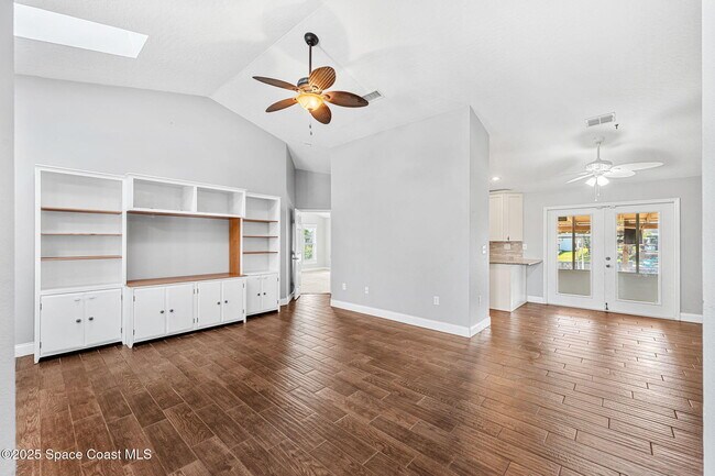 Building Photo - 445 Diana Blvd