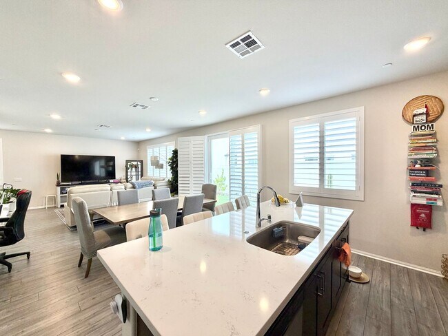 Building Photo - Modern 5 Bedroom 3 Bathroom Home in Tierra Del Sol with INCLUDED Solar & Low-Maintenance Living