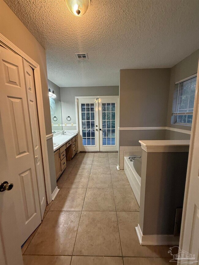 Building Photo - 4571 Baybrook Dr