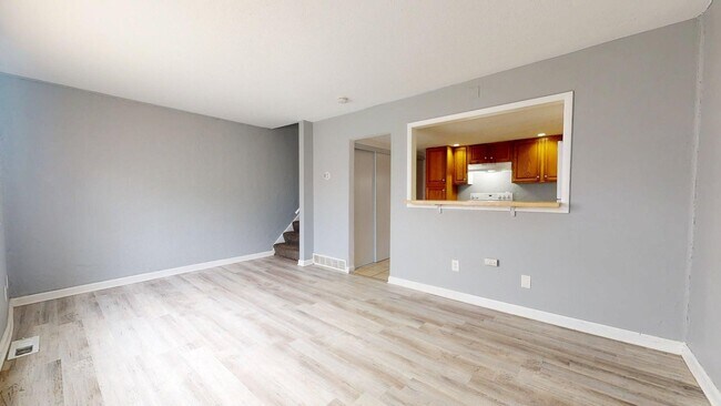 Building Photo - Elyria - updated 2 bedroom/1 bath townhouse.