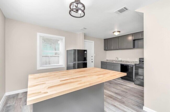 Building Photo - 3404 Blodgett St