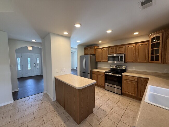 Building Photo - Spacious 3 BR with a fenced in backyard