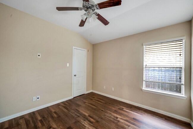 Building Photo - 3005 Gardencrest Ln