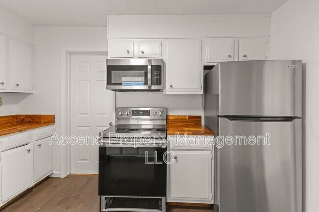 Building Photo - 5018 Golfview Dr