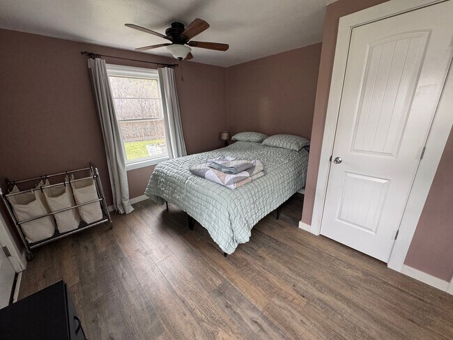 Building Photo - Gorgeous 4-Bedroom Home with Expansive Landscaped Yard & Off-Street Parking – Fully Furnished!