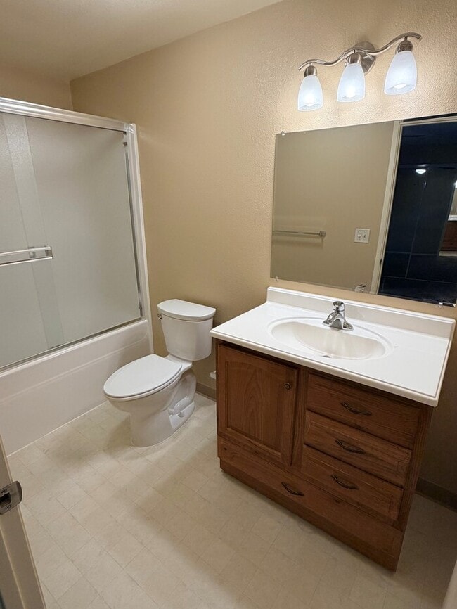 Building Photo - Beautiful Home w/Fenced Yard, Garage Is Minutes Away from Nike, Intel & MORE!