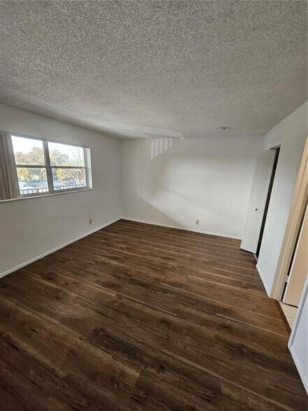 Building Photo - 7911 Colony Cir N