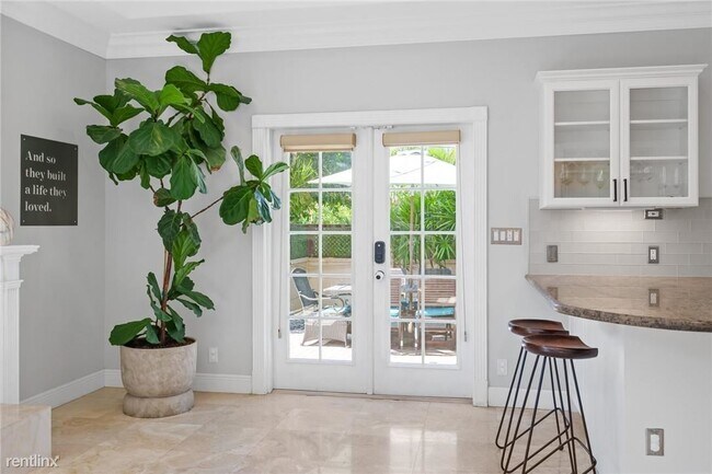 Building Photo - 4 br, 2.5 bath Townhome - 370 NE 7th Ave #...