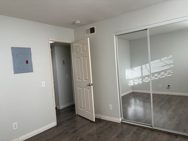 Building Photo - 2 Bedroom 2 Bath Condo Now Available - Att...