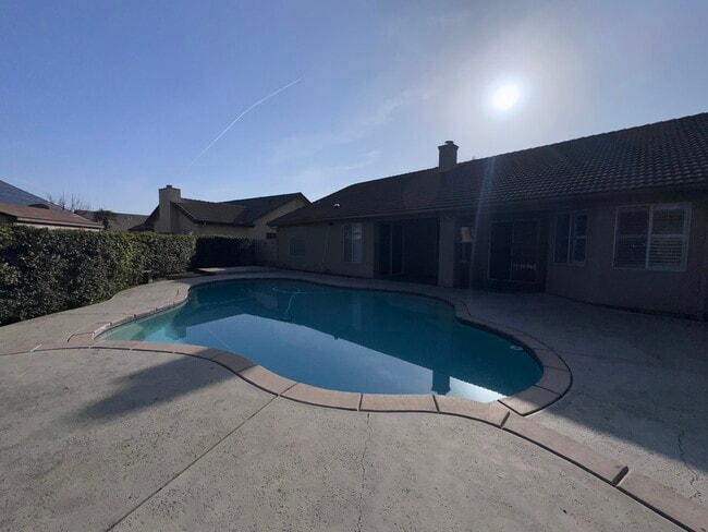 Building Photo - 553 W Fallbrook Ave