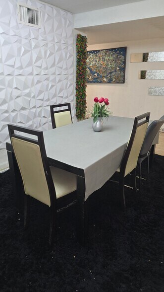 Building Photo - 1085 NW 24th St