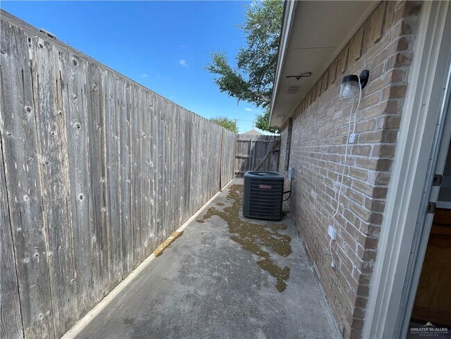 Building Photo - 9 Dora Jeanne Dr