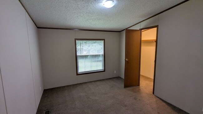 Building Photo - Newly renovated gem located at Earl Lake i...