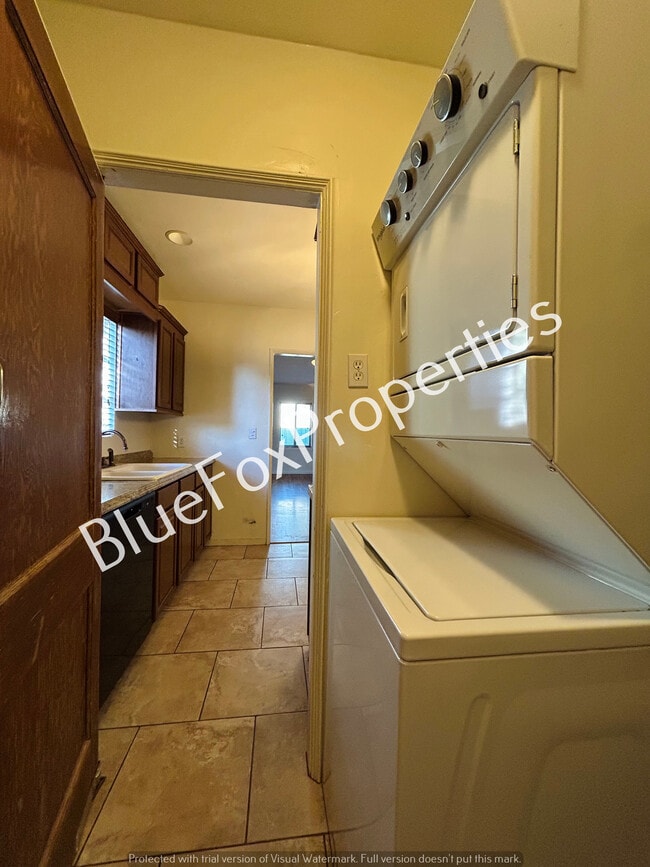 Building Photo - 3021 E Linden St