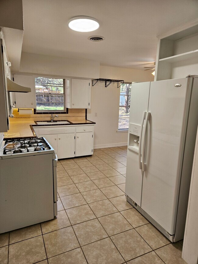 Building Photo - 2603 Robinwood Ln