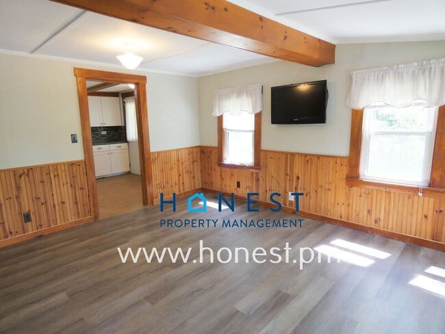 Building Photo - 523 Memorial Dr