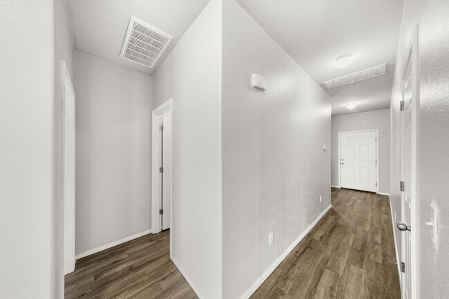 Building Photo - 1650 King Rd