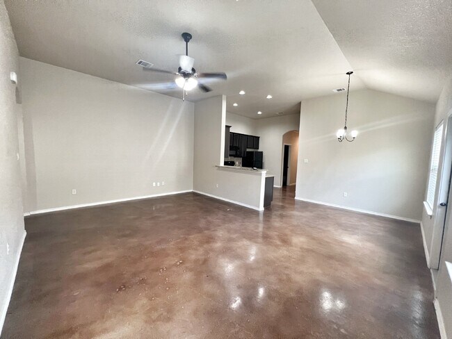 Building Photo - Spacious 3BR/2BA Duplex with Private Yard ...
