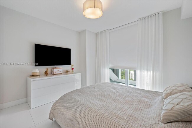 Building Photo - 300 Sunny Isles Blvd