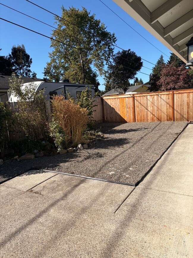 Building Photo - HALF MONTH FREE OF RENT Beautifully Remode...