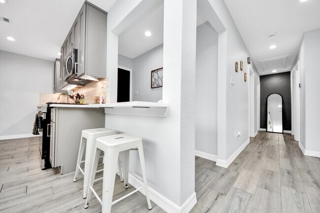 Building Photo - 834 Ellington St