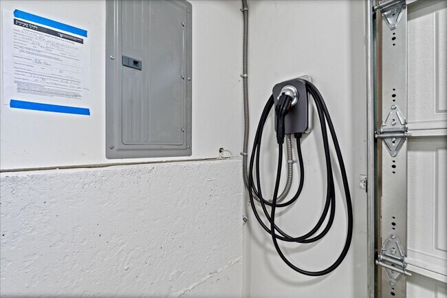 Building Photo - West Seattle - 3 Bedroom - 2.5 Bathroom w/ AC!