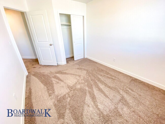 Building Photo - Beautiful 4 bedroom Townhome in West Valley!