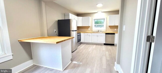 Building Photo - 104 Middleneck Ln