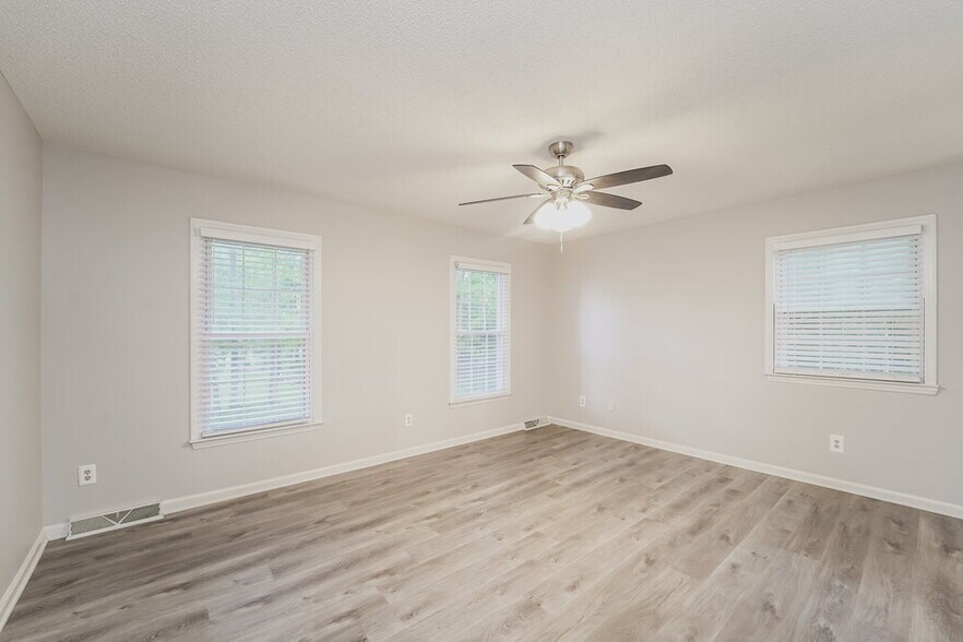 Building Photo - 2215 Knollgate Dr